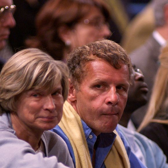 ... l'ancien mari de Véronique s'y fait beaucoup plus discret.

Paris, France, 07/11/99. Finale de l'Open de tennis de Paris-Bercy : Agassi vs Safin. Patrick Poivre d'Arvor et son épouse. © Cassajus-Riquet/ABACA.