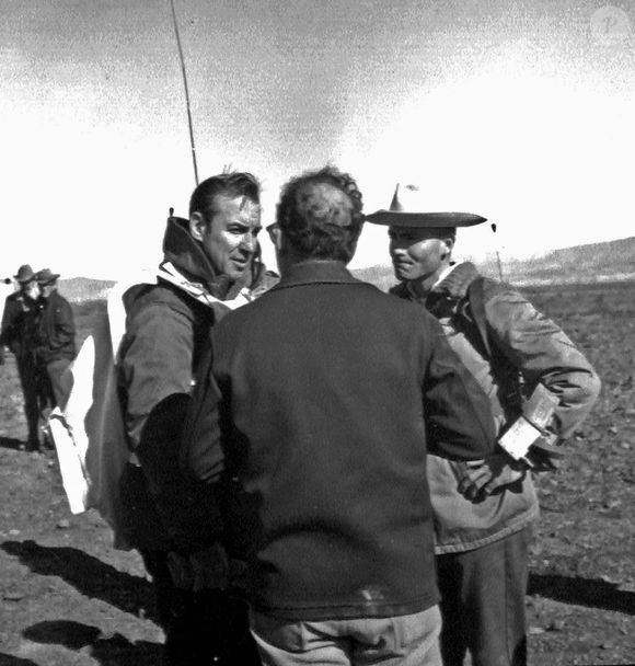 Malgré la gravité de la situation, il a guidé son équipage pour effectuer un survol de la Lune et revenir sain et sauf sur Terre.

Test sur le terrain d’Apollo 13 au Black Canyon Crater Field, dans la vallée de Verde, Arizona, les 15 et 16 mars 1970 ; (a) Le professeur Lee Silver (Caltech et USGS - dos à la caméra) parle aux astronautes d’Apollo 13, Jim Lovell (à gauche) et Fred Haise ; Red Bailey et Walt Roeder sont en arrière-plan.

NASA/USGS via Bestimage