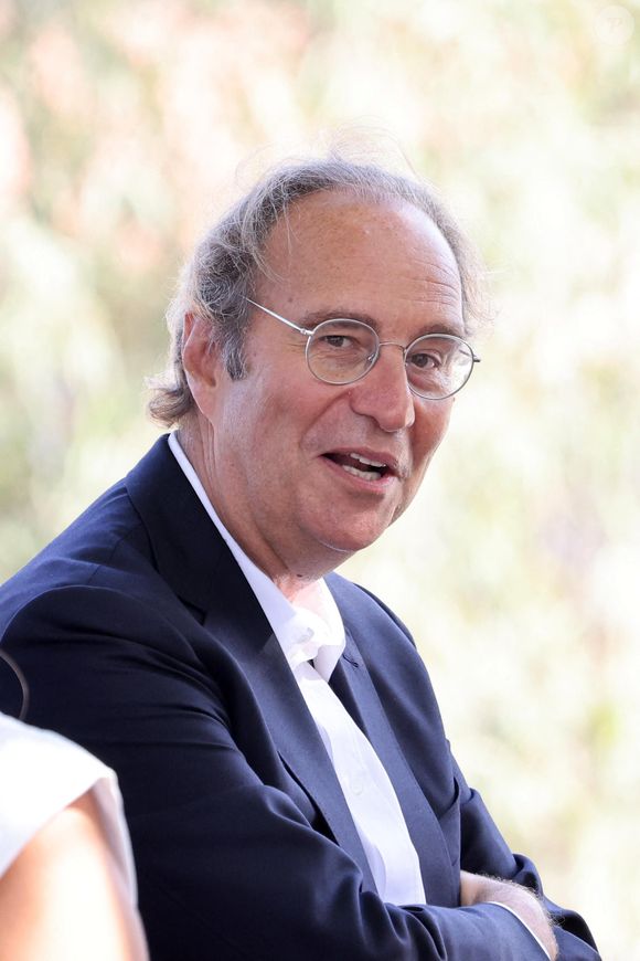 À 57 ans, il continue d’incarner cette philosophie, récemment mise en lumière par l’acquisition d’un vaste domaine naturel au Cap Ferret avec Delphine Arnault.

Xavier Niel - Le président de la République française lors d'une réception avec la communauté française résidant en Algérie à la villa des Oliviers à Alger, Algérie, le 26 août 2022. Le président français entame une visite de trois jours en Algérie pour aider à rétablir les liens avec l'ancienne colonie française, qui fête cette année le 60ème anniversaire de son indépendance. © Dominique Jacovides/Bestimage