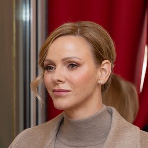 Le prince Albert II et la princesse Charlène de Monaco offrent des cadeaux aux personnes défavorisées au siège de la Croix-Rouge monégasque, le 14 novembre 2024, dans le cadre des célébrations de la Fête nationale monégasque. © Olivier Huitel/Pool Monaco/Bestimage