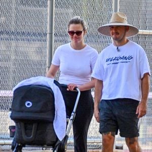 Shia LaBeouf et Mia Goth se promènent tranquillement à Pasadena, Los Angeles, CA, USA, le 27 avril 2022. Photo by Splash News/ABACAPRESS.COM