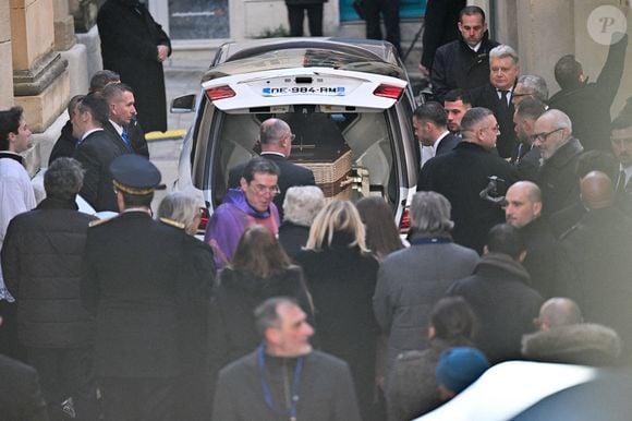 Cercueil arrivant à l'église Notre-Dame de l'Assomption, pour la cérémonie funéraire de l'actrice française Brigitte Bardot, à Saint-Tropez, dans le sud-est de la France, le 7 janvier 2026. Photo par Julien Reynaud/APS-Medias/ABACAPRESS.COM