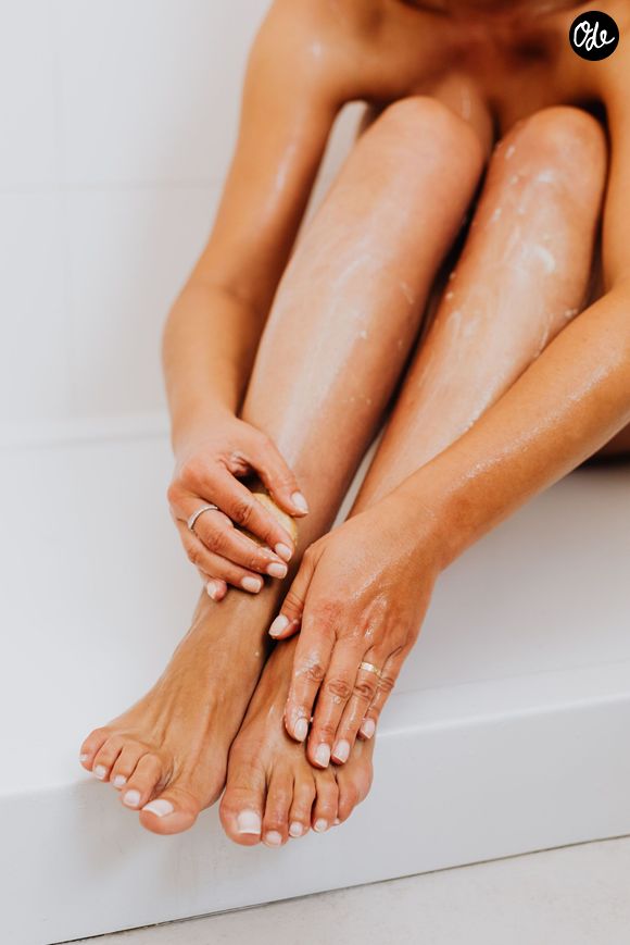 Ce produit rafraîchit la peau chaudement sollicitée et prolonge la tenue du bronzage.