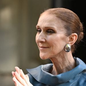 Céline Dion salue ses fans devant son hôtel, Royal Monceau à Paris.

© Lionel Urman/Bestimage