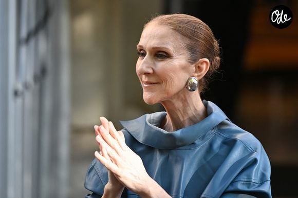 Céline Dion salue ses fans devant son hôtel, Royal Monceau à Paris.

© Lionel Urman/Bestimage