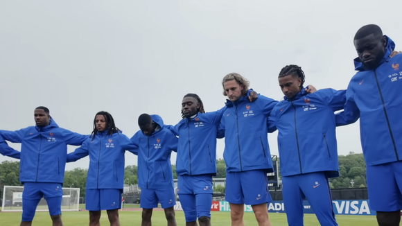 Les Bleus se recueillent en mémoire à la mère de Didier Deschamps.