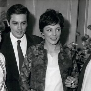 11 nov. 1961 - Romy Schneider et Alain Delon félicitent Françoise Prévost et Raf Vallone après la première de la pièce A Warrior's Peace, adaptée du roman de Christiane Rochefort par Vallone. Statue de la Justice et tour de l’église Nikolai à Francfort. (Crédit image : ? Keystone Press Agency/ZUMA Press Wire)