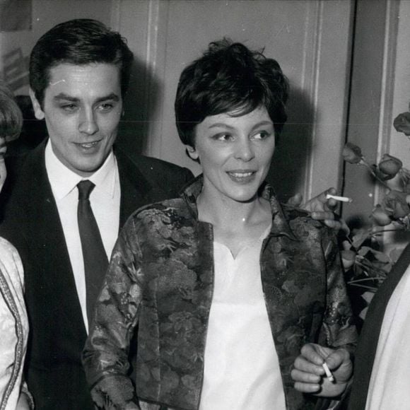 11 nov. 1961 - Romy Schneider et Alain Delon félicitent Françoise Prévost et Raf Vallone après la première de la pièce A Warrior's Peace, adaptée du roman de Christiane Rochefort par Vallone. Statue de la Justice et tour de l’église Nikolai à Francfort. (Crédit image : ? Keystone Press Agency/ZUMA Press Wire)
