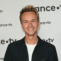 Cyril Féraud “des étoiles plein les yeux” : l’animateur revient sur son arrivée au sein de “Fort Boyard” et s’adresse à Olivier Minne