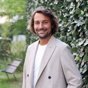 Sur France Inter, l'animateur officie désormais chaque matin dans la matinale de la station publique, avec un billet d’humour quotidien...

Exclusif - Bertrand Chameroy - L'équipe de la nouvelle saison de l'émission "C à Vous" le 7 septembre 2023.

© Dominique Jacovides / Bestimage
