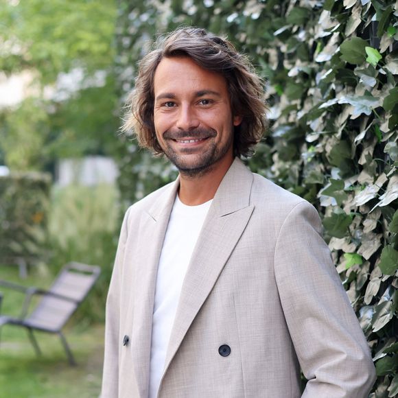 Sur France Inter, l'animateur officie désormais chaque matin dans la matinale de la station publique, avec un billet d’humour quotidien...

Exclusif - Bertrand Chameroy - L'équipe de la nouvelle saison de l'émission "C à Vous" le 7 septembre 2023.

© Dominique Jacovides / Bestimage