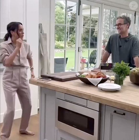 Dans sa série, elle dévoile ses recettes préférées

Capture d'écran de l'Instagram de Meghan Markle 
©Instagram/JLPPA