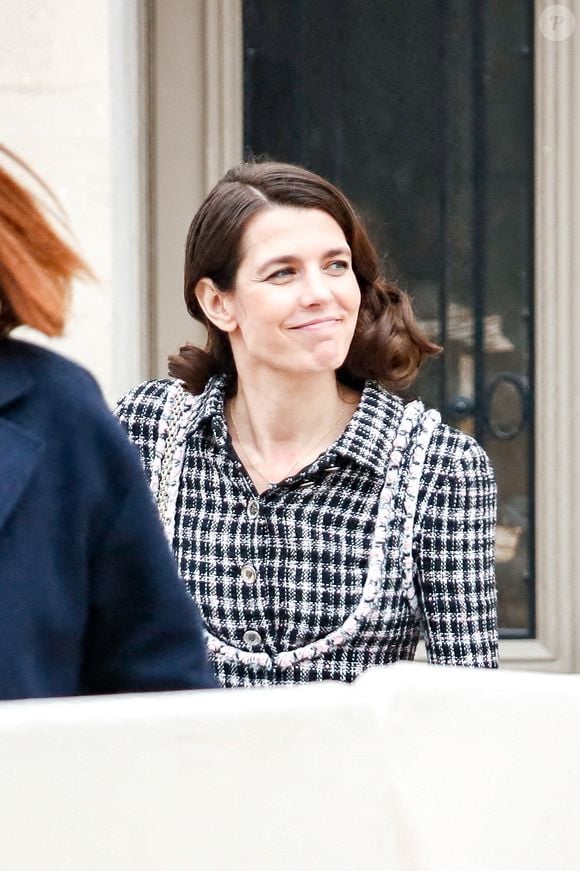 Charlotte Casiraghi aux sorties du défilé Chanel Mode Féminine Prêt-À-Porter Automne/Hiver 2025-2026 lors de la Fashion Week de Paris (PFW) au Grand Palais, à Paris, France, le 11 mars 2025. © Christophe Clovis/Bestimage