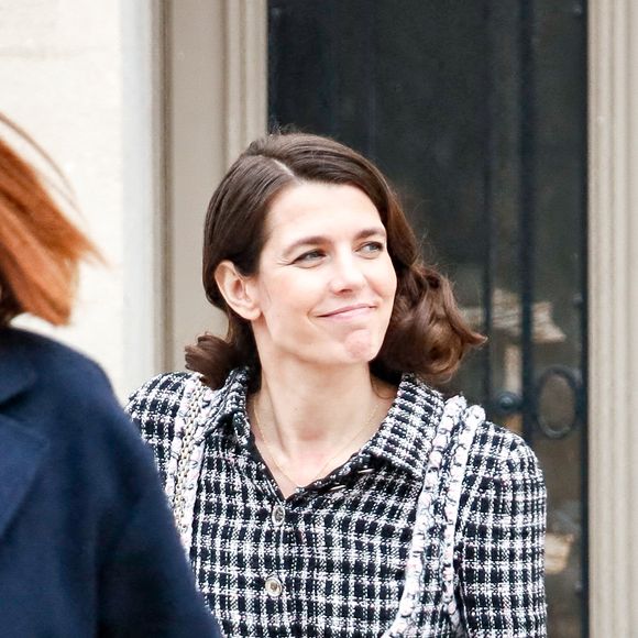 Charlotte Casiraghi aux sorties du défilé Chanel Mode Féminine Prêt-À-Porter Automne/Hiver 2025-2026 lors de la Fashion Week de Paris (PFW) au Grand Palais, à Paris, France, le 11 mars 2025. © Christophe Clovis/Bestimage