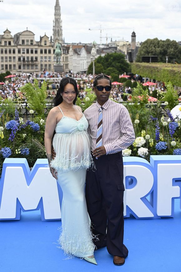 De son côté, la chanteuse a su rester dans le thème de l’événement avec une robe Chanel bleue.

Rihanna, enceinte, et son compagnon A$AP Rocky (ASAP) aux arrivées et au photocall de la première du film Les Schtroumpfs au Mont des Arts à Bruxelles, Belgique, le 28 juin 2025. © Jan De Meuleneir/Photonews/Bestimage