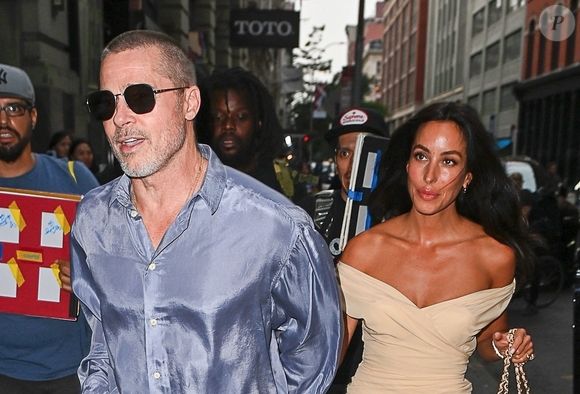 New York, NY - Brad Pitt et sa petite amie, Ines De Ramon, arrivent main dans la main au Cote Korean Steakhouse, pour un dîner à New York.  © Backgrid / Bestimage