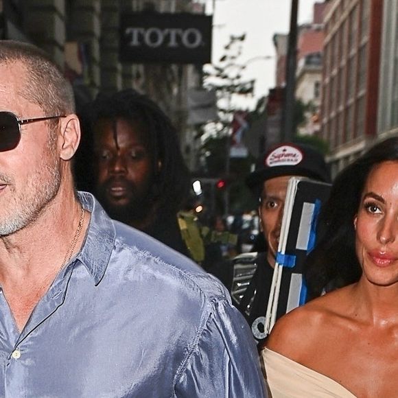 New York, NY - Brad Pitt et sa petite amie, Ines De Ramon, arrivent main dans la main au Cote Korean Steakhouse, pour un dîner à New York.  © Backgrid / Bestimage