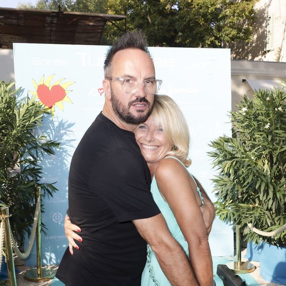 Jarry (parrain de cette édition), Pascale Perez ( directrice de l'agence Sun 7 Graphic et éditrice du magazine Turquoise Saint-Tropez ) lors de la 6ème édition du tournoi de pétanque caritative Turquoise place des lices au profit pour la deuxième année de l'association soleil d'enfance à Saint-Tropez, le 10 août 2025. © Jack Tribeca / Bestimage