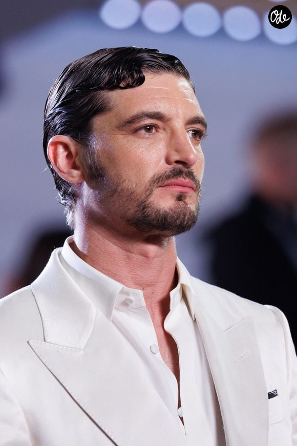 Niels Schneider - Descente des marches du film " La bataille de Gaulle : L'âge de fer " lors du 79ème Festival International du Film de Cannes, le 20 mai 2026. © Jacovides-Moreau / Bestimage