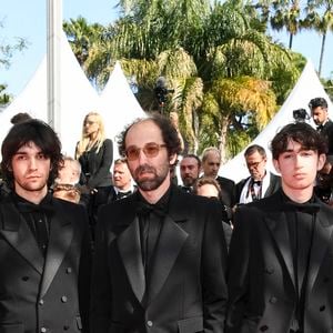 Thomas Bangalter (Daft Punk) et ses fils Tara-Jay et Roxan lors de la montée des marches du film "Amour Ouf" lors du 77ème Festival International du Film de Cannes (14 - 25 mai 2024), le 23 mai 2024. Thomas Bangalter, qui apparaît rarement aux événements publics, est venu en famille soutenir sa compagne de longue date, E.Bouchez, qui joue dans le long métrage de G.Lellouche présenté ce soir-là en compétition sur la Croisette. 
SGP / BESTIMAGE