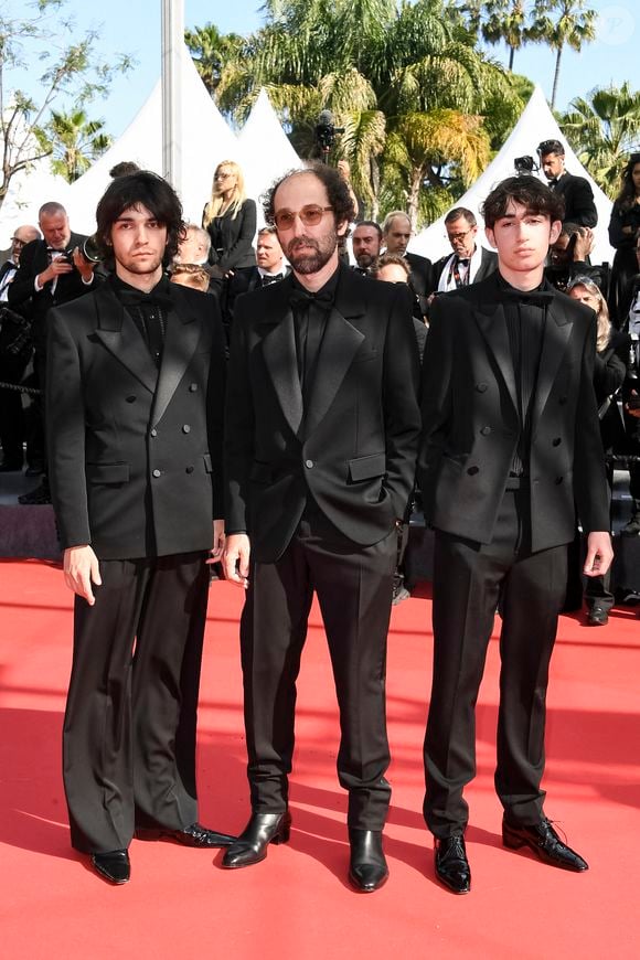 Thomas Bangalter (Daft Punk) et ses fils Tara-Jay et Roxan lors de la montée des marches du film "Amour Ouf" lors du 77ème Festival International du Film de Cannes (14 - 25 mai 2024), le 23 mai 2024. Thomas Bangalter, qui apparaît rarement aux événements publics, est venu en famille soutenir sa compagne de longue date, E.Bouchez, qui joue dans le long métrage de G.Lellouche présenté ce soir-là en compétition sur la Croisette. 
SGP / BESTIMAGE