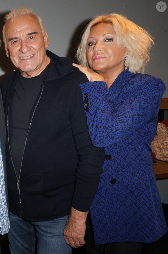 Exclusif - Michel Fugain et sa femme Sanda - Claude Lemesle reçoit la cravate des arts et des lettres des mains de G. Davoust lors de son concert au Café de la Gare à l'occasion de son 80ème anniversaire à Paris le 12 octobre 2025. Claude Lemesle est l'un des plus grands auteurs de chansons françaises de tous les temps. Pas moins d'une centaine des innombrables chansons qu'il a écrites sont devenues des classiques.
© Coadic Guirec/Bestimage