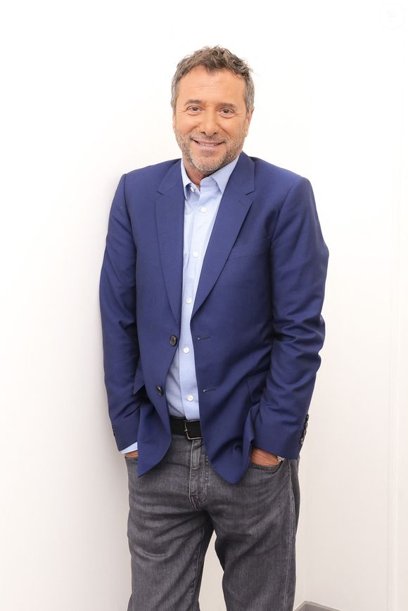 Consacrée aux animaux et animée par Bernard Montiel, l'ancien présentateur d'"Animaux TV". 

Exclusif - Bernard Montiel, lors de la présentation de l'équipe et du plateau de la nouvelle émission "Animalement Vôtre" présentée par Bernard Montiel et diffusée le dimanche 9 novembre dès 15.45 sur France 3, à Paris, France, le 13 octobre 2025. © Jack Tribeca/Bestimage