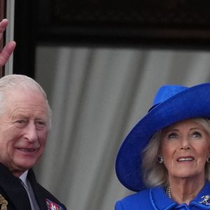 Le roi Charles III d'Angleterre et Camilla Parker Bowles, reine consort d'Angleterre, - La famille royale britannique assiste aux célébrations du 80ème anniversaire de la fin de la Seconde guerre mondiale (VE Day) au balcon de Buckingham Palace à Londres, le 5 mai 2025.