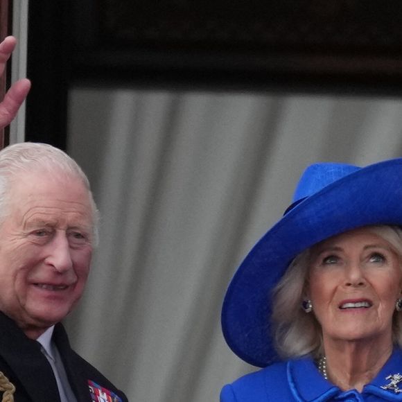 Le roi Charles III d'Angleterre et Camilla Parker Bowles, reine consort d'Angleterre, - La famille royale britannique assiste aux célébrations du 80ème anniversaire de la fin de la Seconde guerre mondiale (VE Day) au balcon de Buckingham Palace à Londres, le 5 mai 2025.