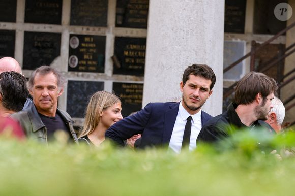 Paul Belmondo, Stella Belmondo, Giacomo Belmondo et Alessandro Belmondo - Sorties des obsèques d’Alain Belmondo au crématorium du Père-Lachaise à Paris, France, le 4 septembre 2025. © Dominique Jacovides/Bestimage