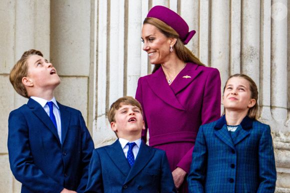 Ils seront donc séparés, à 90 km l'un de l'autre

Catherine, princesse de Galles, le prince George, la princesse Charlotte et le prince Louis lors de leur apparition sur le balcon du palais de Buckingham pour assister au défilé aérien du 80e jour de la Victoire en Europe le 5 mai 2025. Photo by Mischa Schoemaker/ABACAPRESS.COM