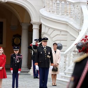 La princesse Charlene de Monaco, La princesse Gabriella de Monaco, comtesse de Carladès, le prince Jacques de Monaco, marquis des Baux, le prince Albert II de Monaco, la princesse Caroline de Hanovre, la princesse Stéphanie de Monaco - La famille princière monégasque dans la cour d'honneur du palais lors de la la fête nationale à Monaco le 19 novembre 2025. © Dominique Jacovides - Bruno Bebert / Bestimage