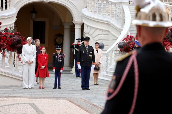 La princesse Charlene de Monaco, La princesse Gabriella de Monaco, comtesse de Carladès, le prince Jacques de Monaco, marquis des Baux, le prince Albert II de Monaco, la princesse Caroline de Hanovre, la princesse Stéphanie de Monaco - La famille princière monégasque dans la cour d'honneur du palais lors de la la fête nationale à Monaco le 19 novembre 2025. © Dominique Jacovides - Bruno Bebert / Bestimage