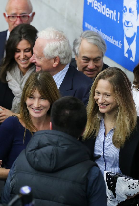 Carla Bruni-Sarkozy et sa demi-soeur Consuelo Remmert - Carla Bruni-Sarkozy assiste au meeting de Nicolas Sarkozy à Boulogne-Billancourt le 25 septembre 2014.
©DOMINIQUE JACOVIDES / BESTIMAGE
