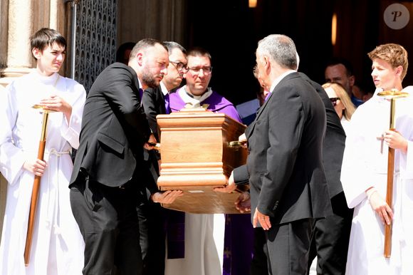 Karim Benzema avait fait le déplacement depuis l’Arabie saoudite pour la cérémonie

Atmosphère à la sortie des Obsèques de Bernard Lacombe en l'église Saint-Louis de Fontaines-sur-Saône près de Lyon, France, le 25 juin 2025. © Romain Doucelin/Bestimage