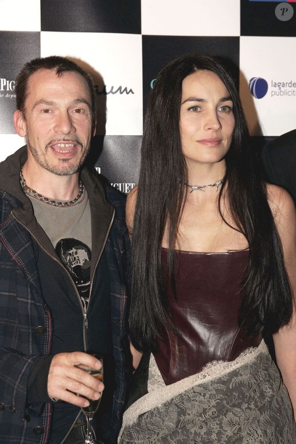 Le chanteur français Florent Pagny et sa femme Azucena assistent au Festival de l'automobile au Grand Palais à Paris, France, le 17 janvier 2006. Photo par Laurent Zabulon/ABACAPRESS.COM.