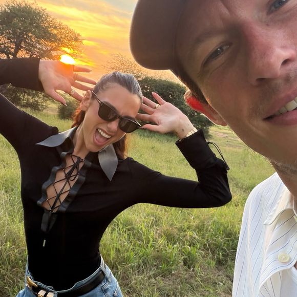 Sitôt les alliances en or passées aux doigts, l'heure était à la fête décomplexée. 

Dua Lipa a immortalisé son séjour en Afrique du Sud, entre rencontres avec les animaux et paysages spectaculaires. ©Instagram - Dua Lipa