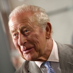 Le roi Charles III s'entretient avec des agents spécialisés de l'équipe chargée des drones et avec Lucy D'Orsi, commissaire en chef de la Police des transports britannique, lors de l'inauguration officielle du siège de la Police des transports britannique dans le centre de Londres, au Royaume-Uni, le 8 juillet 2026. Photo de Shane Anthony Sinclair/PA Wire/ABACAPRESS.COM