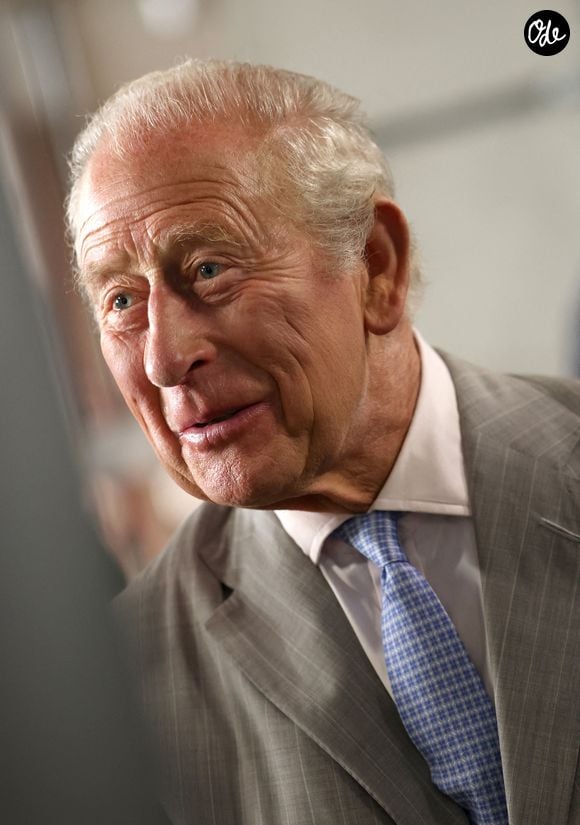 Le roi Charles III s'entretient avec des agents spécialisés de l'équipe chargée des drones et avec Lucy D'Orsi, commissaire en chef de la Police des transports britannique, lors de l'inauguration officielle du siège de la Police des transports britannique dans le centre de Londres, au Royaume-Uni, le 8 juillet 2026. Photo de Shane Anthony Sinclair/PA Wire/ABACAPRESS.COM