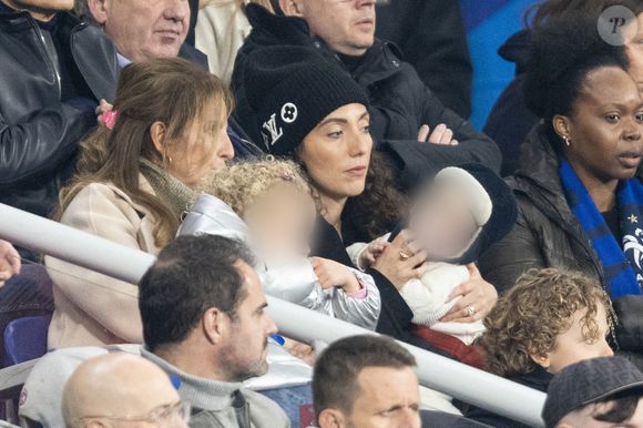 Tiziri Digne et ses enfants - Célébrités dans les tribunes du quart de finale de la Ligue des Nations de l'UEFA 2025 "France - Croatie (2-0 / tab 5-4)" au Stade de France à Saint-Denis le 23 mars 2025. © Cyril Moreau/Bestimage