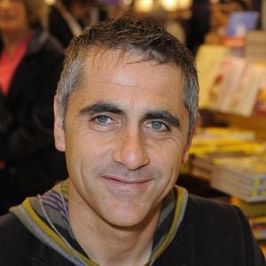 La journée comprend également un café d'accueil, un brunch, des échanges, des photos, des dédicaces et plusieurs cadeaux.
Laurent Jalabert lors du Salon du livre, à la Porte de Versailles à Paris en 2010. © COADIC GUIREC / BESTIMAGE