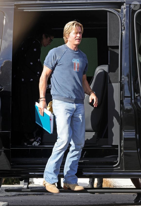 Cette fois-ci c'est une retraitée suisse qui est tombée dans les filets d'un escroc.

22/10/2025 : Brad Pitt a été aperçu à son arrivée sur le plateau de tournage à Lakewood, en Californie, reprenant son rôle emblématique de cascadeur Cliff Booth dans "Il était une fois à Hollywood". 

Photo : Backgrid USA / Bestimage