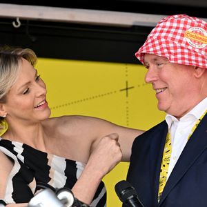 Le couple est apparu le sourire aux lèvres, et Charlene de Monaco a joué avec les enfants.

Le prince Albert II de Monaco et la princesse Charlene donnent le départ de la dernière étape du Tour de France 2024, le 21 juillet 2024. 

Photo : Bruno Bebert/Bestimage