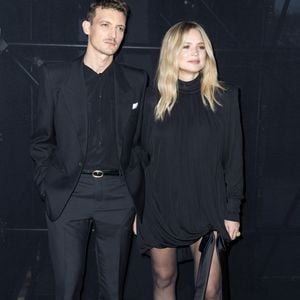 Niels Schneider et sa compagne Virginie Efira - Photocall du défilé Saint Laurent Womenswear Printemps/été 2024 dans le cadre de la Fashion week de Paris le 26 septembre 2023 à Paris. © Olivier Borde/Bestimage