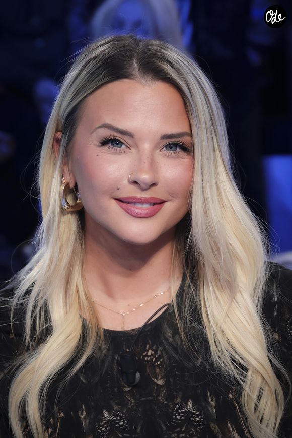 Kelly Vedovelli, sur le plateau de l'émission "TPMP" présentée par Cyril Hanouna et diffusée en direct sur C8, Paris, France, le 11 février 2025. 

© Jack Tribeca / Bestimage