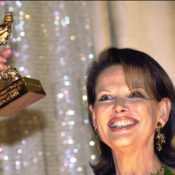 Claudia Cardinale reçoit un Ours d'or spécial au Festival du film de Berlin. Février 2002. © Stephanie Pilick/DPA/ABACA.