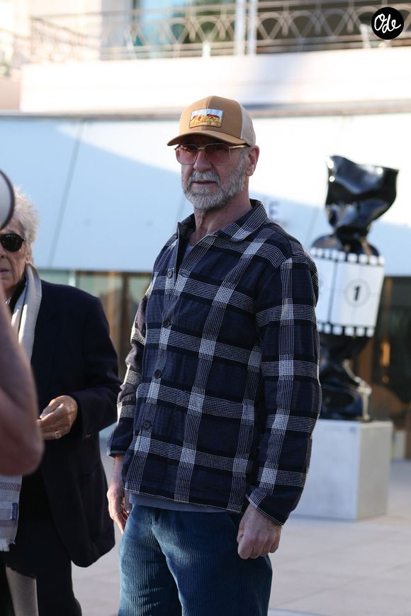 Cannes, France - Eric Cantona fait une apparition élégante au bras de son père dans l'après-midi et part faire une promenade romantique avec sa compagne. Backgrid UK/ Bestimage