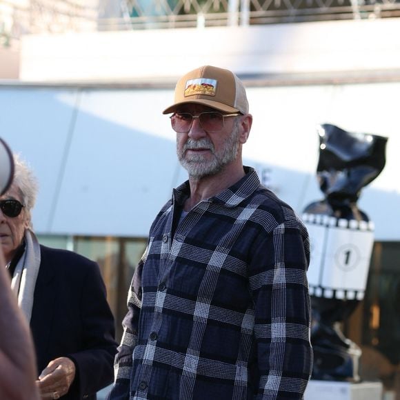 Cannes, France - Eric Cantona fait une apparition élégante au bras de son père dans l'après-midi et part faire une promenade romantique avec sa compagne. Backgrid UK/ Bestimage