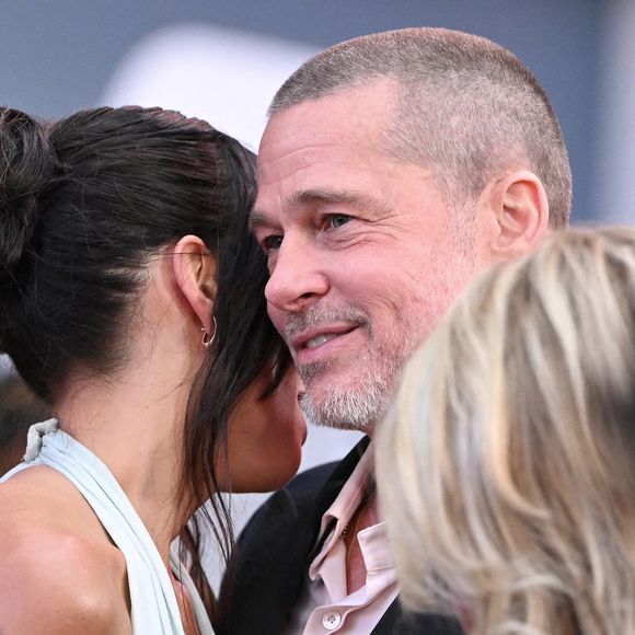 Brad Pitt et Ines de Ramon sur le tapis rouge de la première new-yorkaise de "F1 : The Movie" au Radio City Music Hall à New York, NY, 16 juin 2025. Photo par Anthony Behar/SPUS/ABACAPRESS.COM