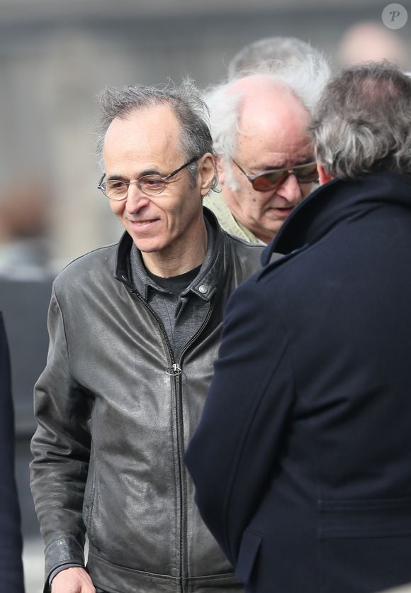 Jean-Jacques Goldman lors des obsèques de Véronique Colucci au cimetière communal de Montrouge, le 12 avril 2018.